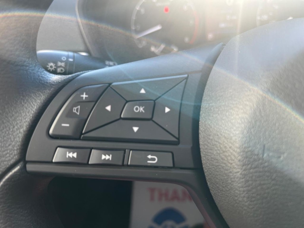 Nissan Altima Vehicle Full-screen Gallery Image 08