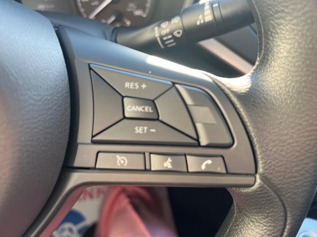 Nissan Altima Vehicle Full-screen Gallery Image 09