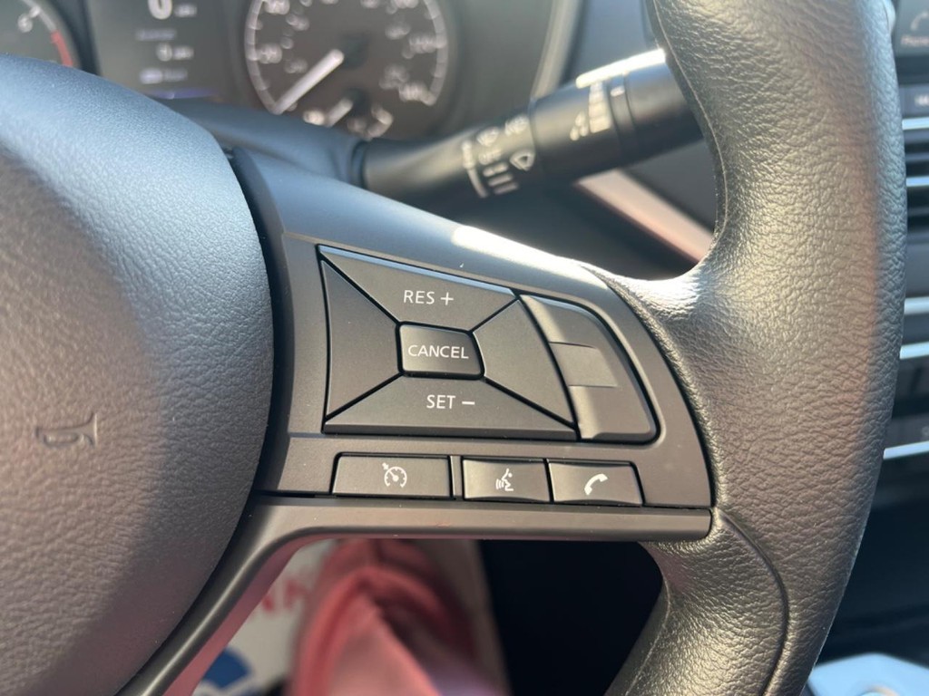 Nissan Altima Vehicle Full-screen Gallery Image 10