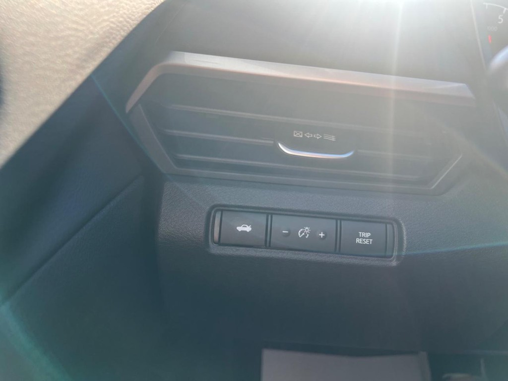 Nissan Altima Vehicle Full-screen Gallery Image 11