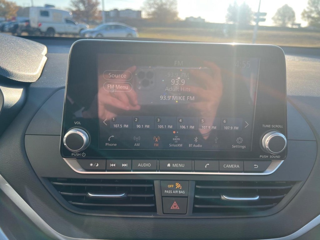 Nissan Altima Vehicle Full-screen Gallery Image 12