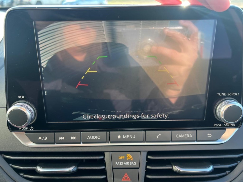 Nissan Altima Vehicle Full-screen Gallery Image 13