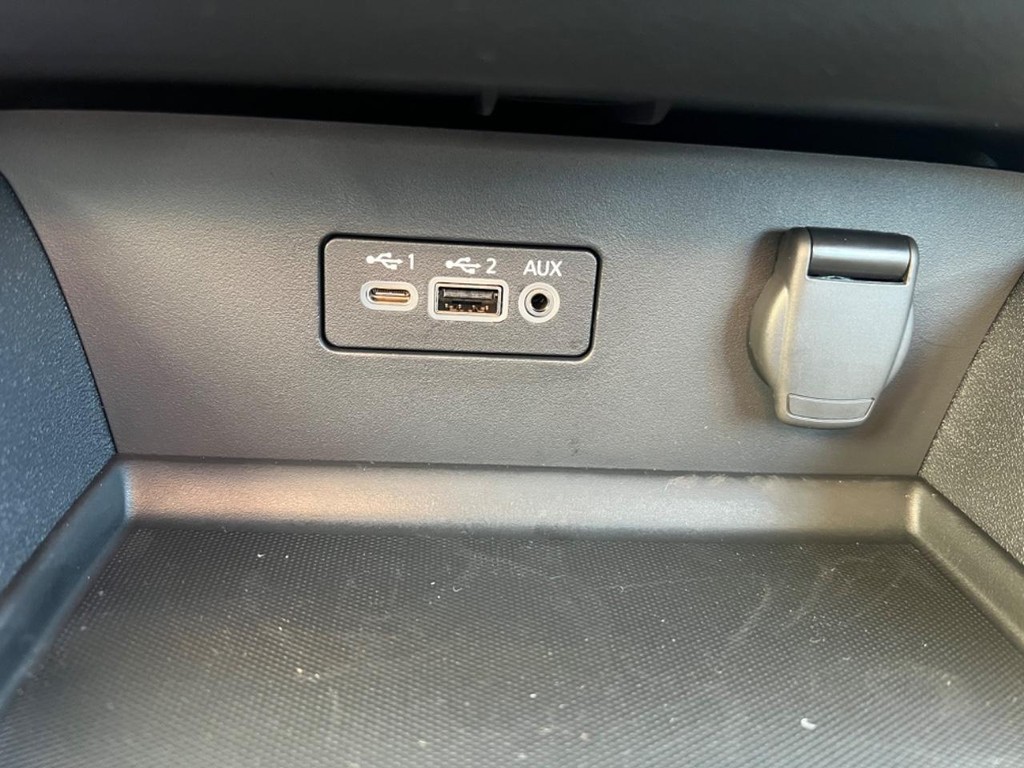 Nissan Altima Vehicle Full-screen Gallery Image 15