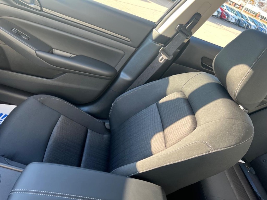 Nissan Altima Vehicle Full-screen Gallery Image 17