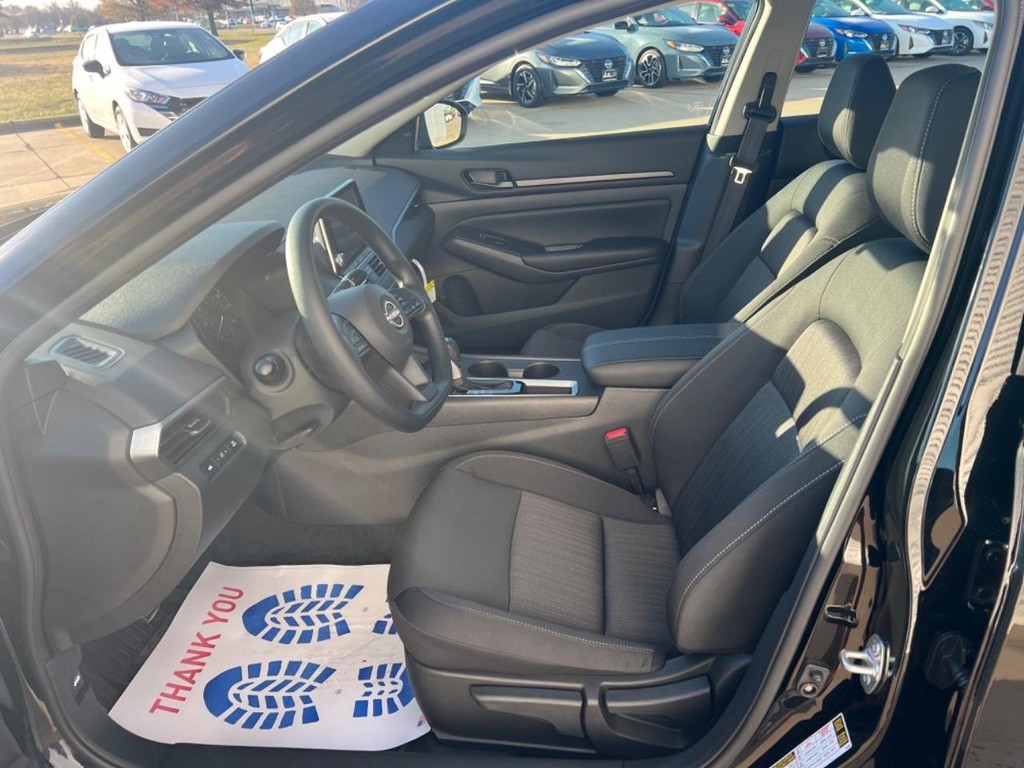 Nissan Altima Vehicle Full-screen Gallery Image 20