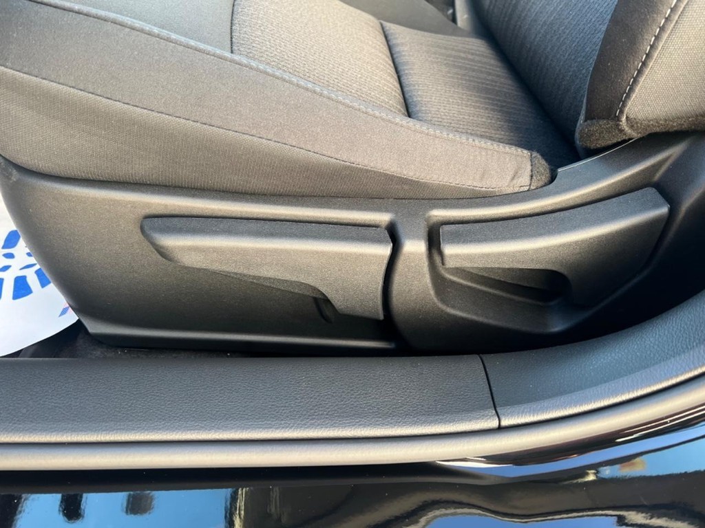 Nissan Altima Vehicle Full-screen Gallery Image 21