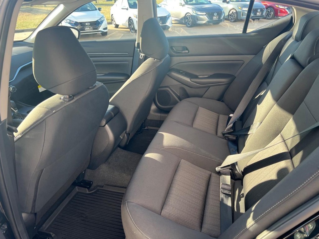 Nissan Altima Vehicle Full-screen Gallery Image 22