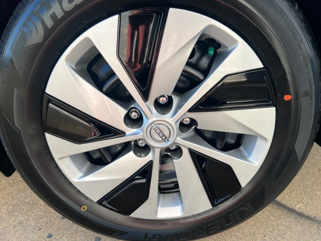 Nissan Altima Vehicle Full-screen Gallery Image 23