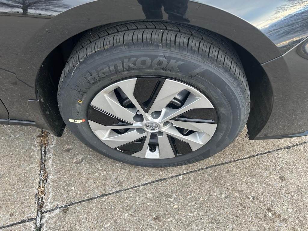 Nissan Altima Vehicle Full-screen Gallery Image 25