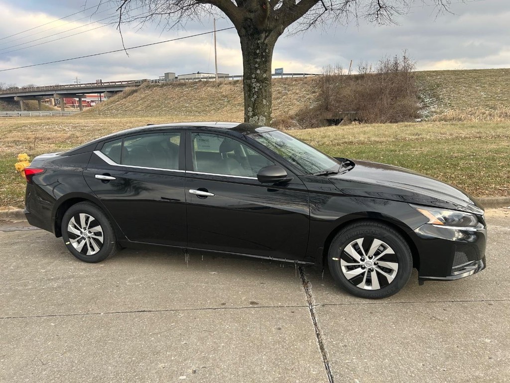 Nissan Altima Vehicle Full-screen Gallery Image 26