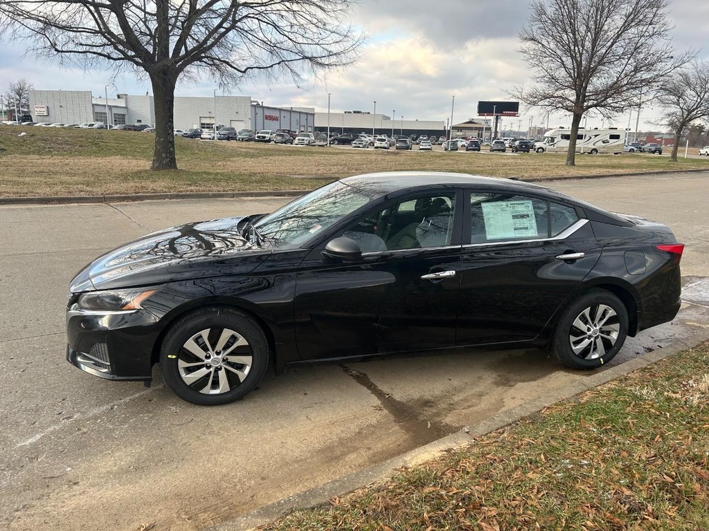 Nissan Altima Vehicle Full-screen Gallery Image 27