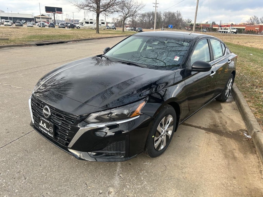 Nissan Altima Vehicle Full-screen Gallery Image 28