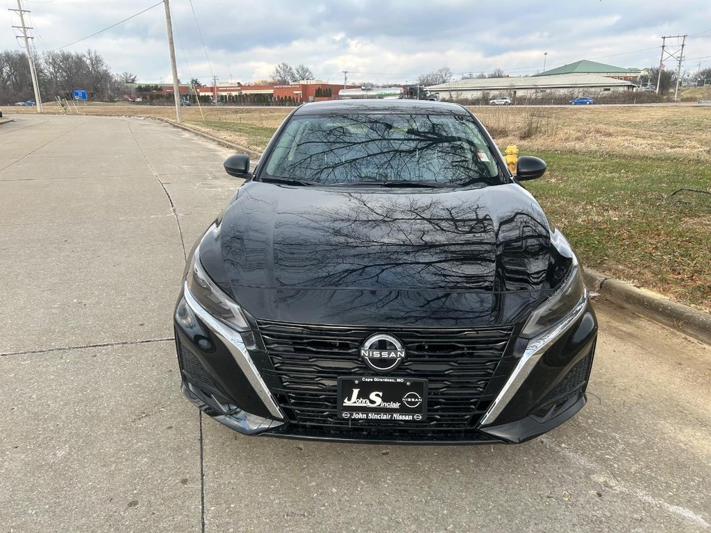 Nissan Altima Vehicle Full-screen Gallery Image 30