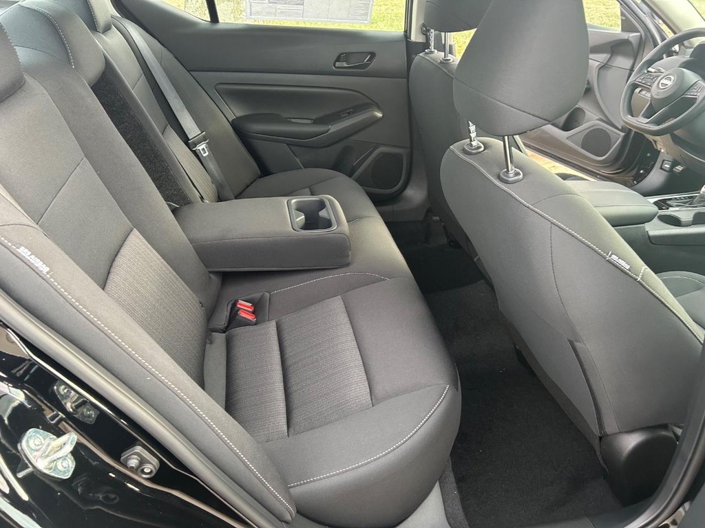 Nissan Altima Vehicle Full-screen Gallery Image 31