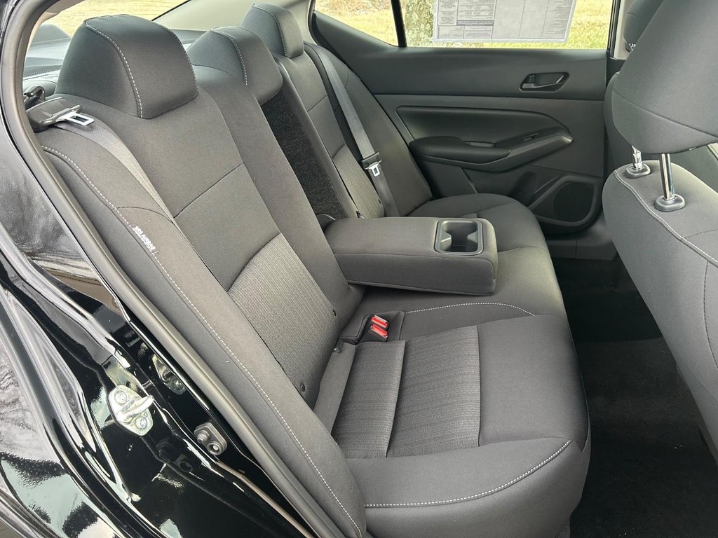 Nissan Altima Vehicle Full-screen Gallery Image 32