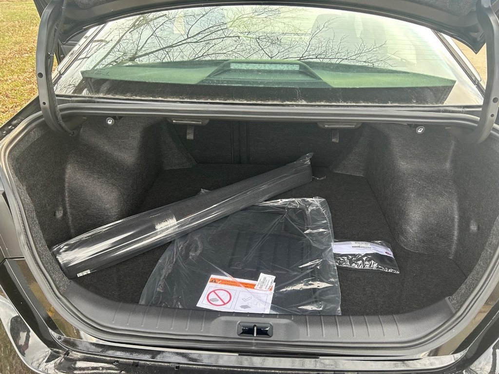 Nissan Altima Vehicle Full-screen Gallery Image 33