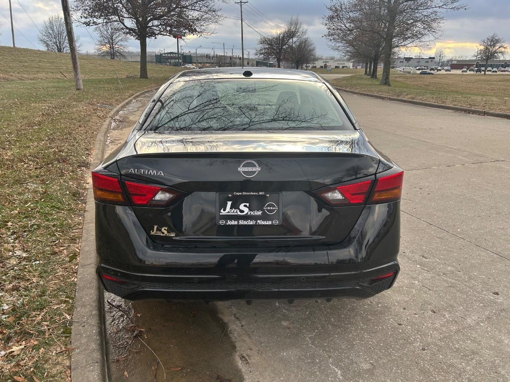 Nissan Altima Vehicle Full-screen Gallery Image 34