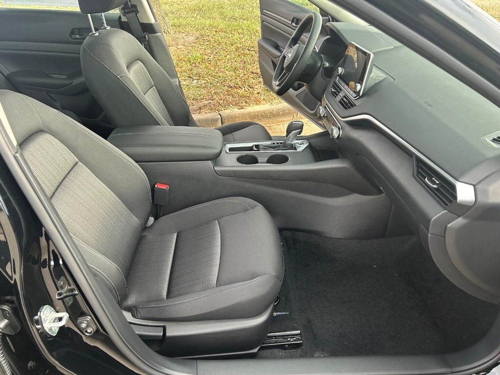 Nissan Altima Vehicle Full-screen Gallery Image 36