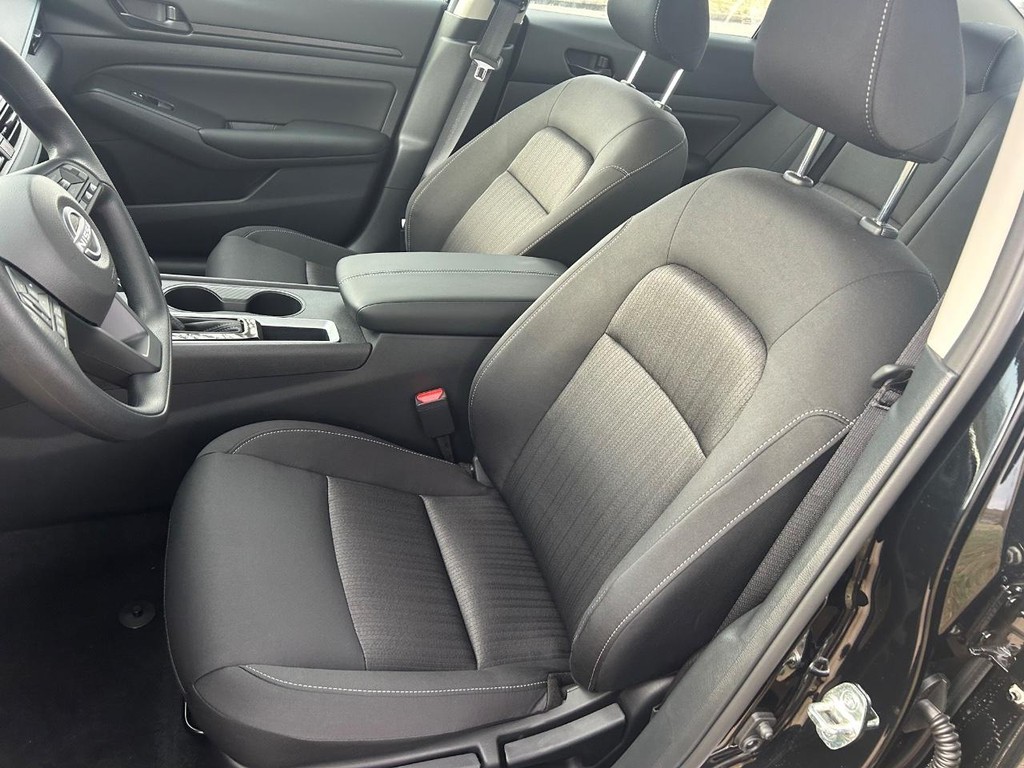 Nissan Altima Vehicle Full-screen Gallery Image 37