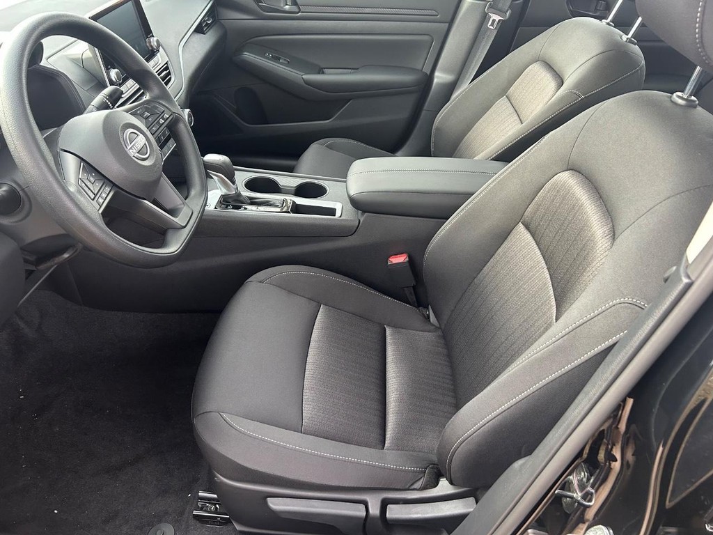 Nissan Altima Vehicle Full-screen Gallery Image 38