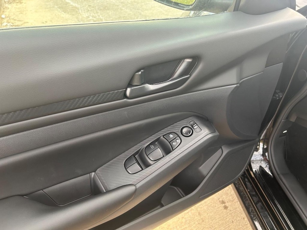 Nissan Altima Vehicle Full-screen Gallery Image 39