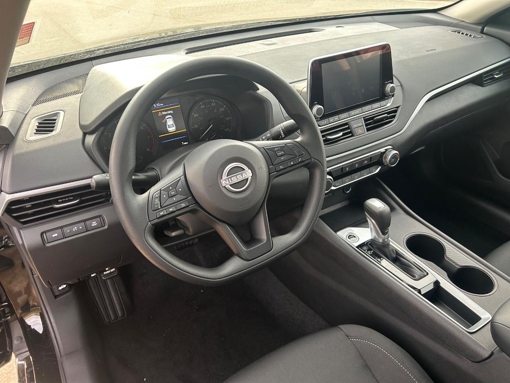 Nissan Altima Vehicle Full-screen Gallery Image 42