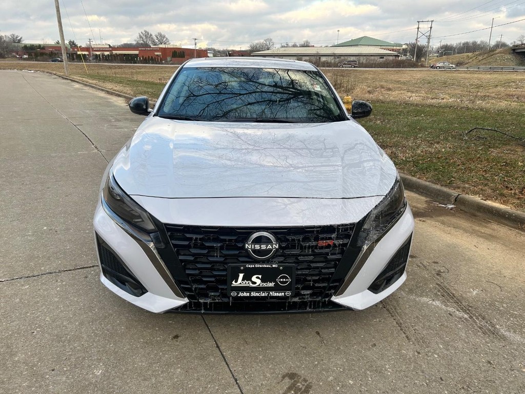 Nissan Altima Vehicle Full-screen Gallery Image 02