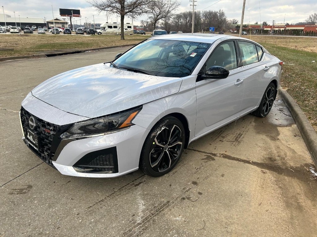 Nissan Altima Vehicle Full-screen Gallery Image 03