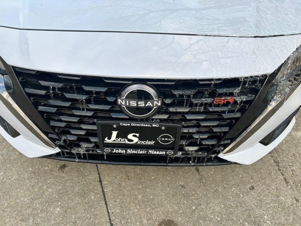 Nissan Altima Vehicle Full-screen Gallery Image 04