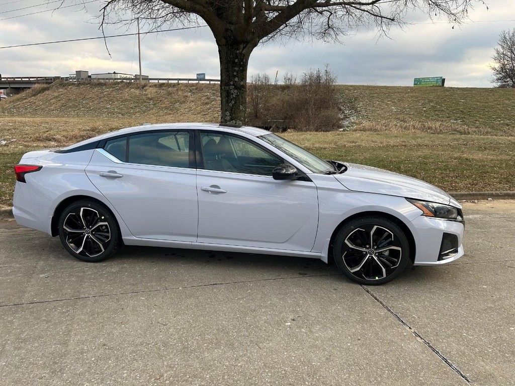 Nissan Altima Vehicle Full-screen Gallery Image 05