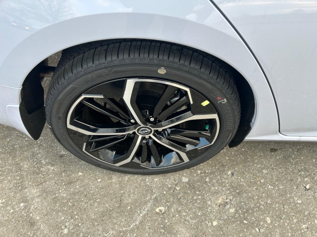 Nissan Altima Vehicle Full-screen Gallery Image 06