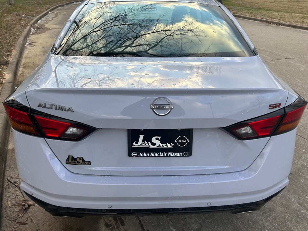 Nissan Altima Vehicle Full-screen Gallery Image 07