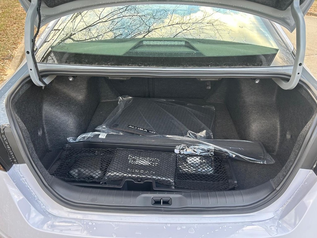 Nissan Altima Vehicle Full-screen Gallery Image 08