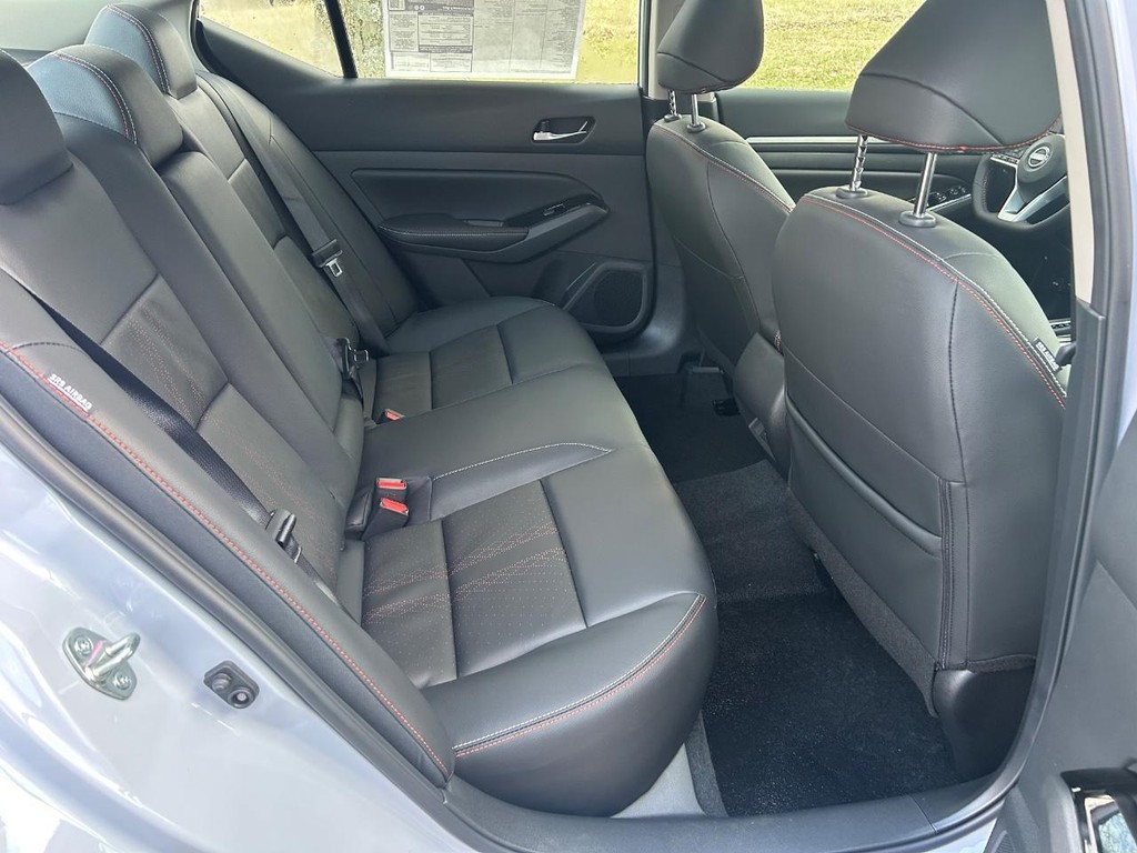 Nissan Altima Vehicle Full-screen Gallery Image 09