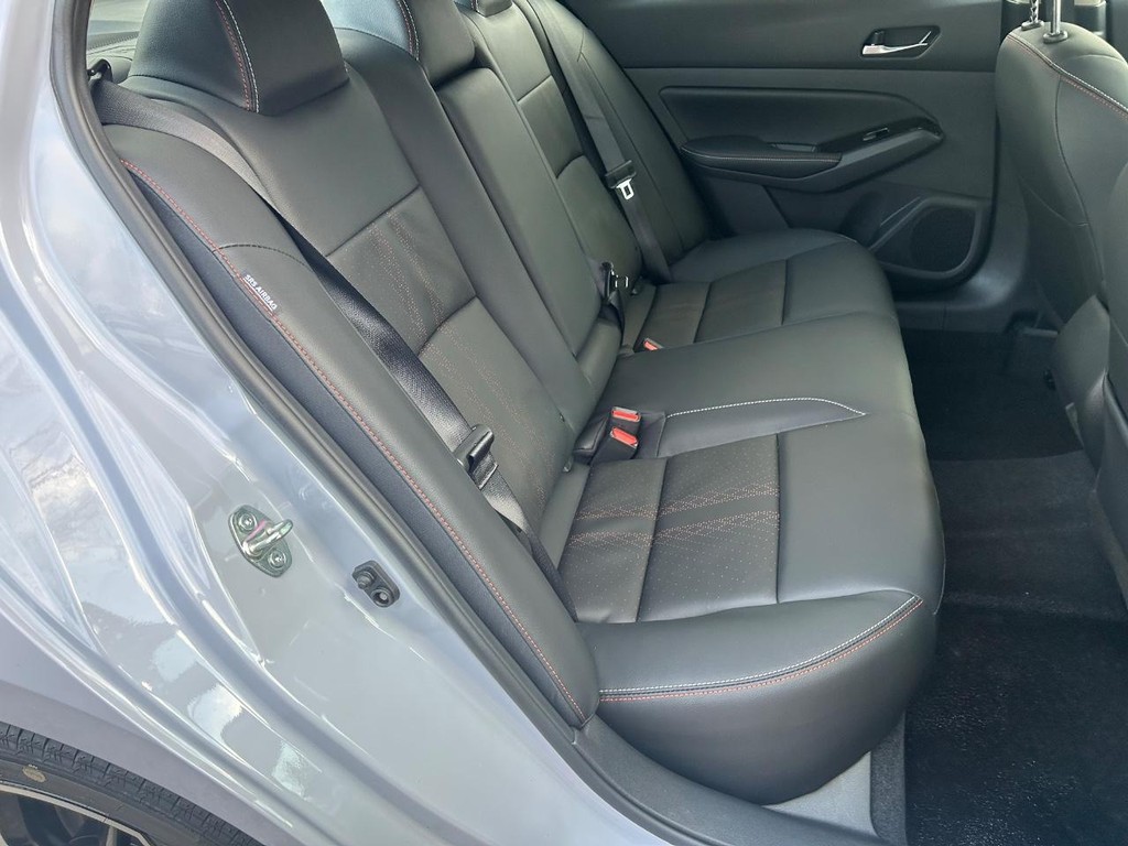 Nissan Altima Vehicle Full-screen Gallery Image 10