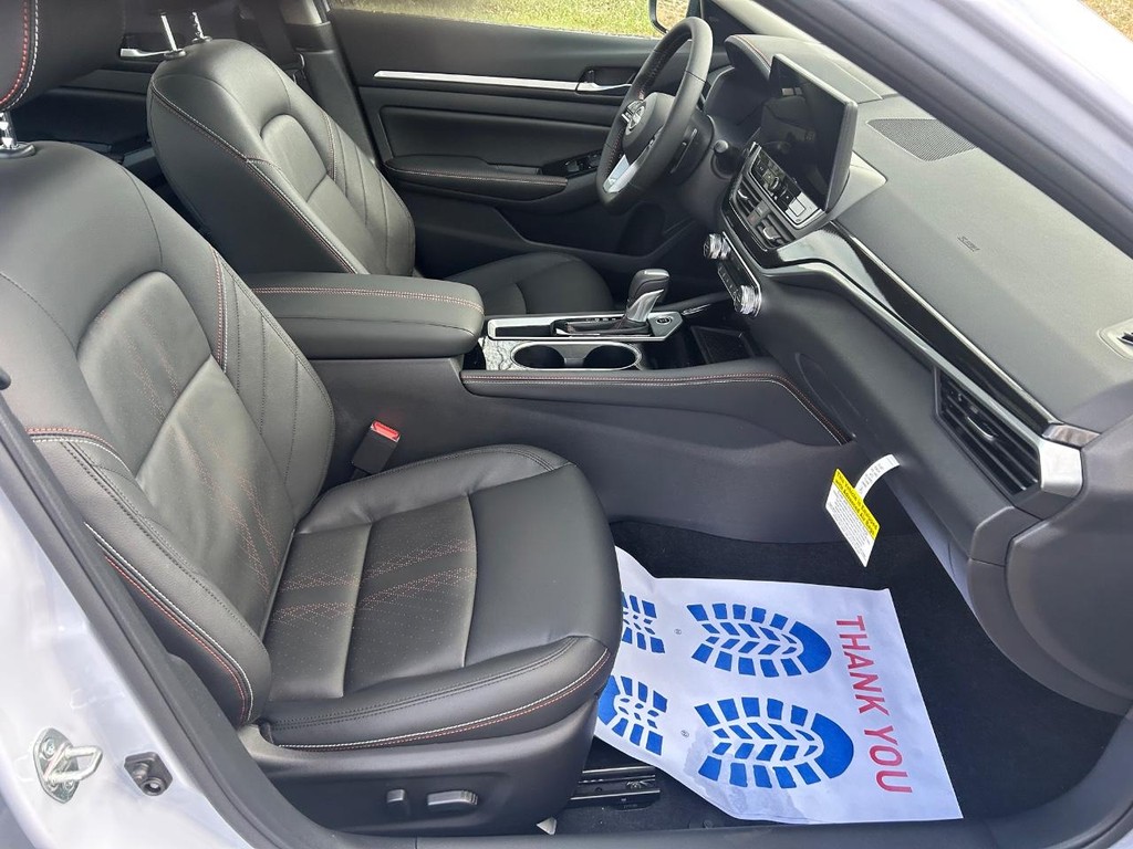 Nissan Altima Vehicle Full-screen Gallery Image 11