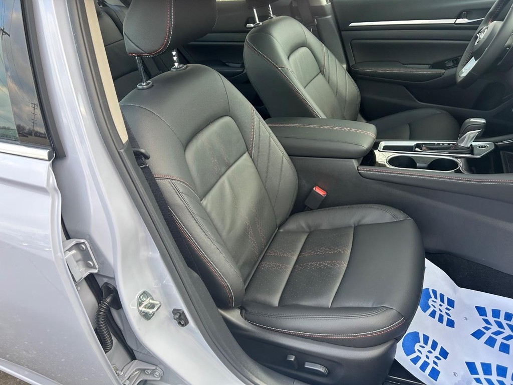 Nissan Altima Vehicle Full-screen Gallery Image 12