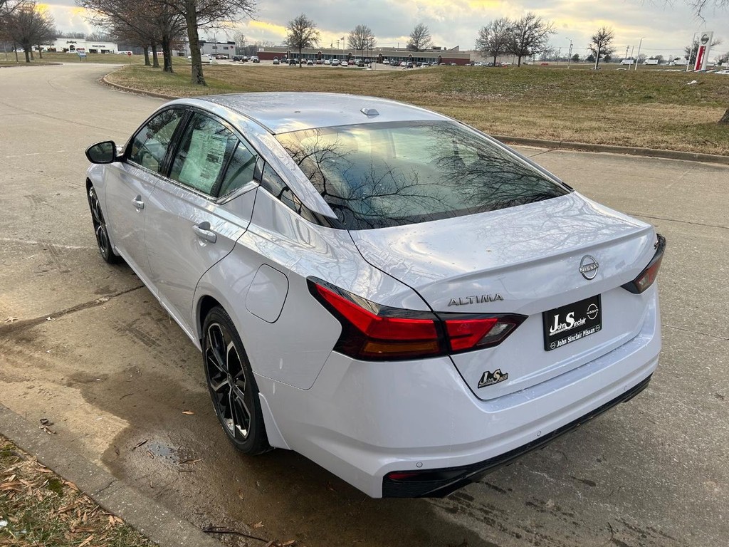 Nissan Altima Vehicle Full-screen Gallery Image 13