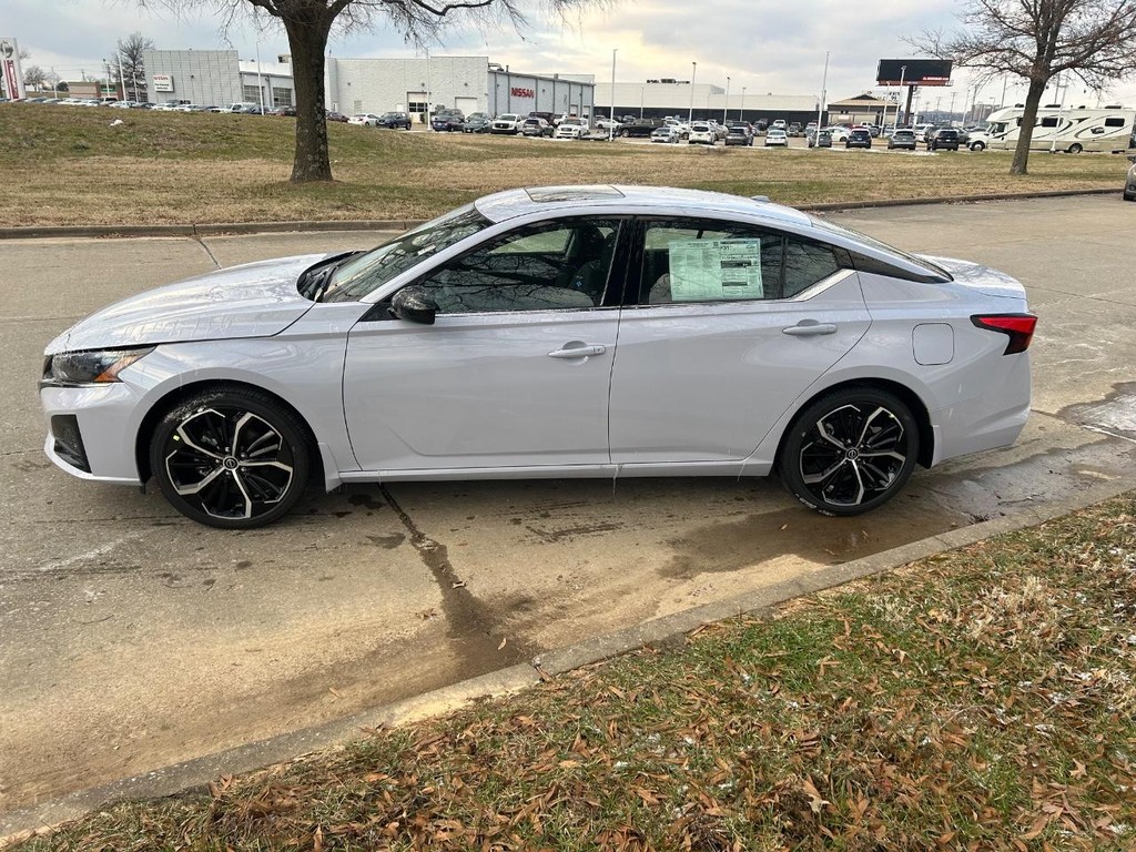 Nissan Altima Vehicle Full-screen Gallery Image 14