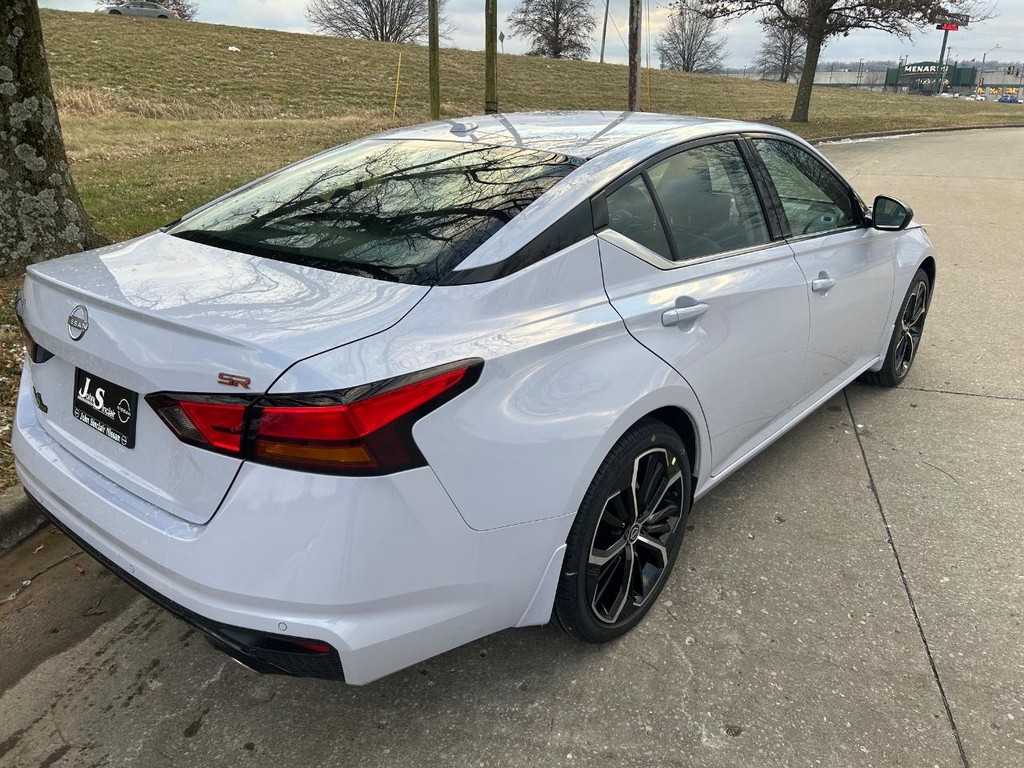 Nissan Altima Vehicle Full-screen Gallery Image 15