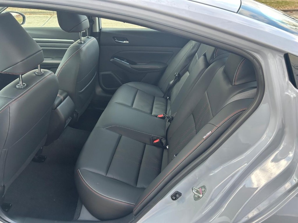 Nissan Altima Vehicle Full-screen Gallery Image 16