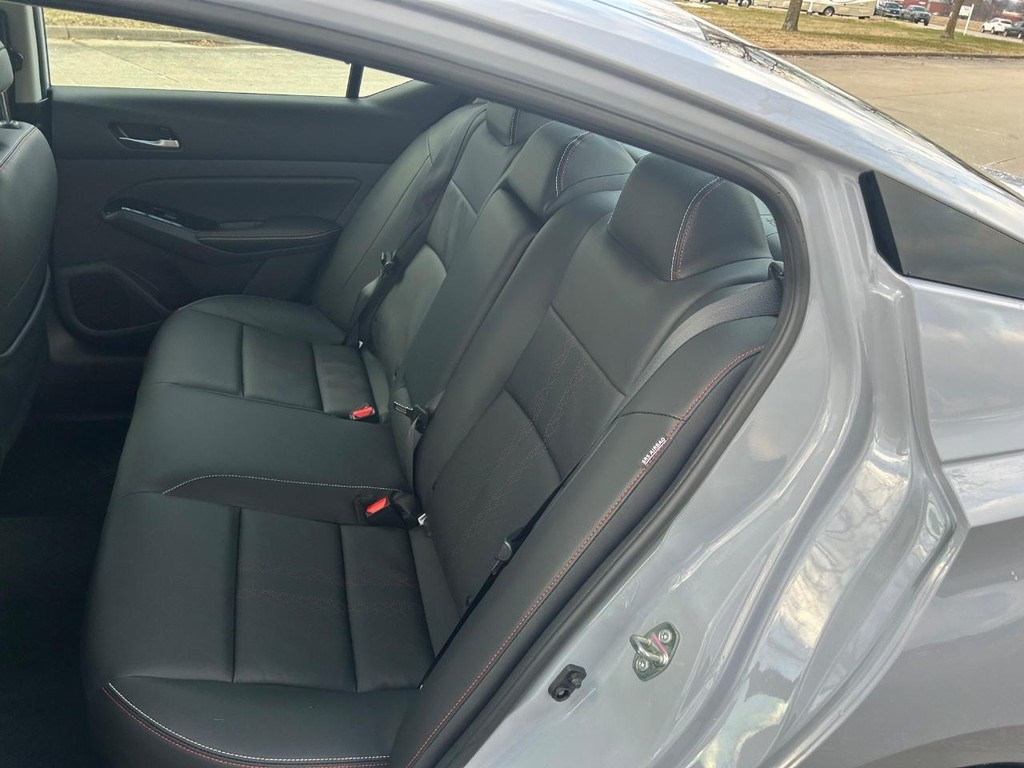 Nissan Altima Vehicle Full-screen Gallery Image 17