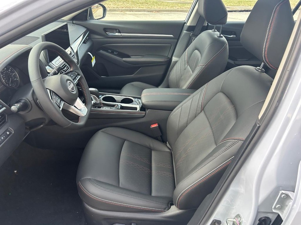 Nissan Altima Vehicle Full-screen Gallery Image 18