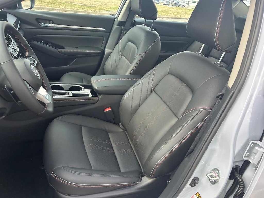 Nissan Altima Vehicle Full-screen Gallery Image 19