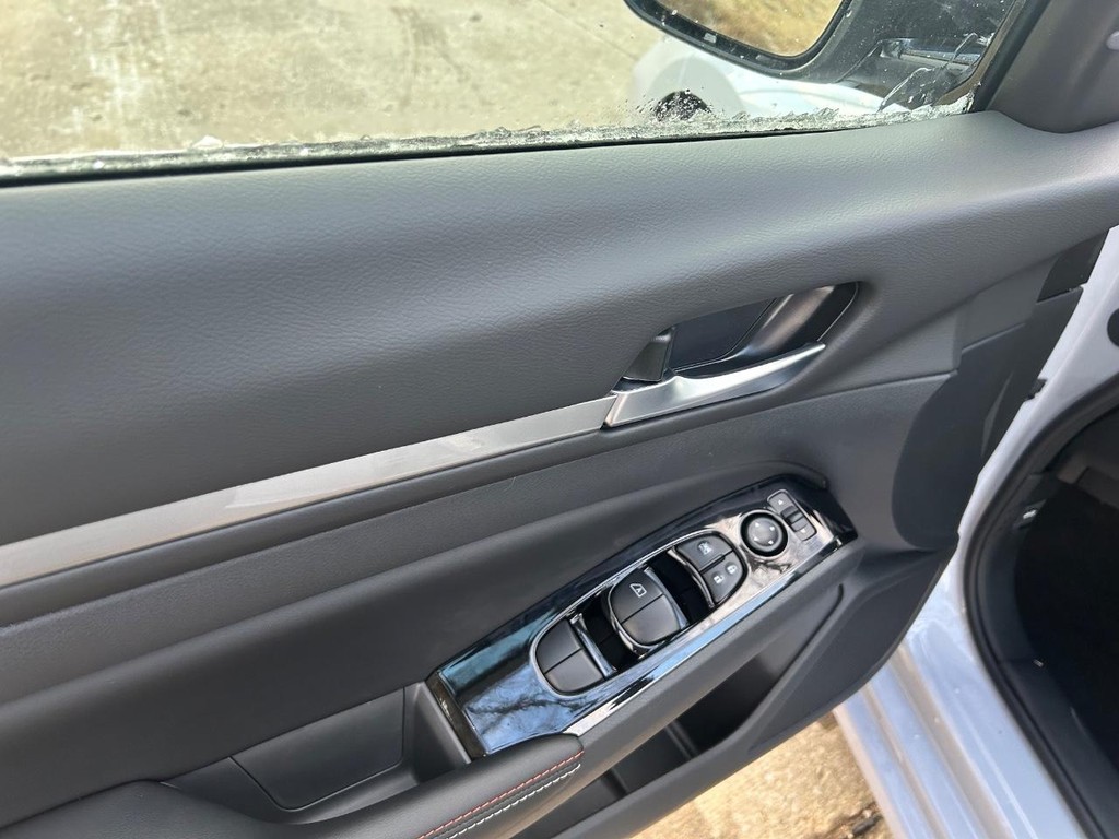 Nissan Altima Vehicle Full-screen Gallery Image 20