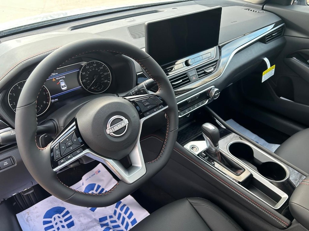 Nissan Altima Vehicle Full-screen Gallery Image 21