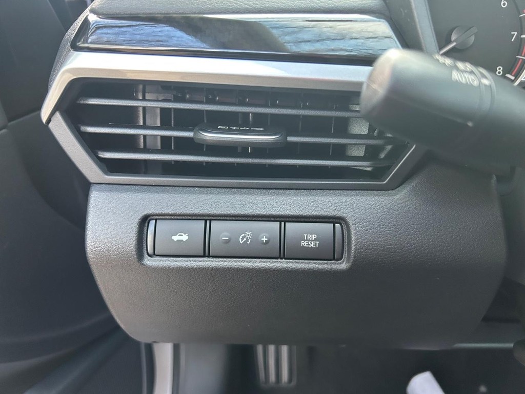 Nissan Altima Vehicle Full-screen Gallery Image 22