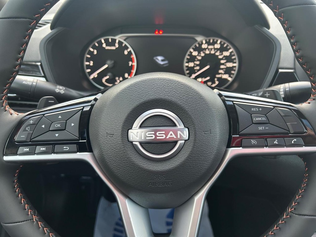 Nissan Altima Vehicle Full-screen Gallery Image 23