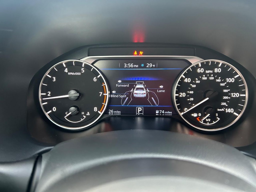 Nissan Altima Vehicle Full-screen Gallery Image 24