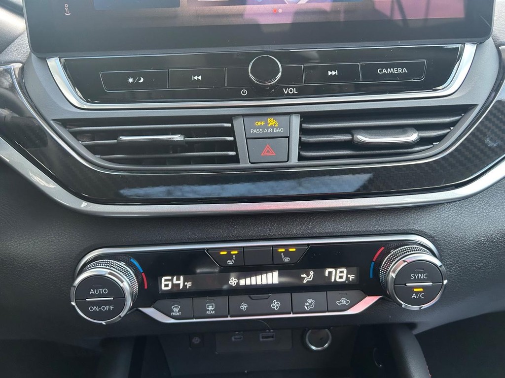 Nissan Altima Vehicle Full-screen Gallery Image 26